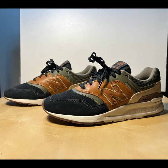 SOLD!! New Balance (brand new) - Picture 3 of 4